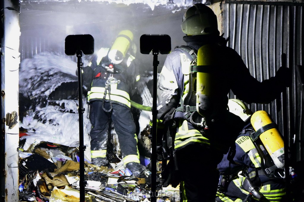 Feuer Hinterhof Garagen Koeln Hoehenberg Olpenerstr P121.JPG - Miklos Laubert